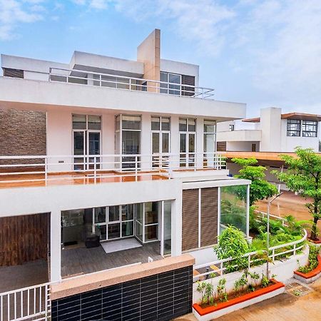 Sierra Skies By Stayvista - A Mountain-View Villa Featuring A Rooftop Swimming Pool, Jacuzzi, Turf, And A Gym For An Elevated Stay Lonavala Dış mekan fotoğraf